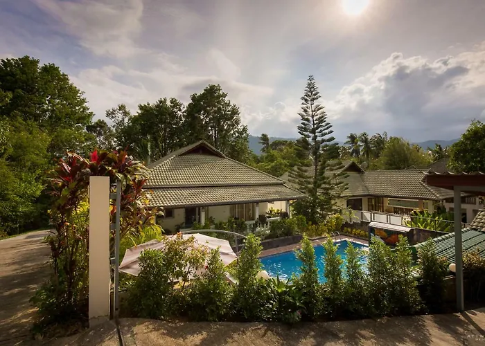 Private Poolvilla mit Wasserfall